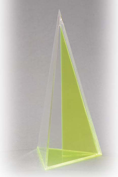 3-seitige Pyramide mit senkrechtem Schnitt