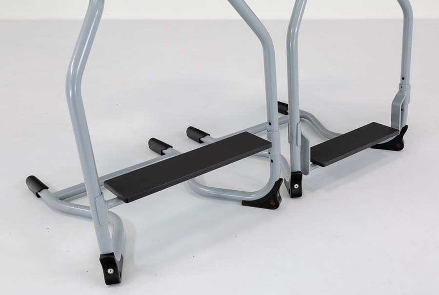 Fußrastenstuhl mit Holzschale, 5709615 • Möbel - Vitrinen --> Tische